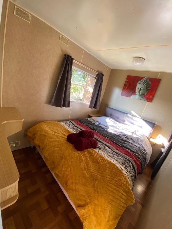 Mobilhome Sous Chalet En Bois A La Ferme Josnes Exterior foto
