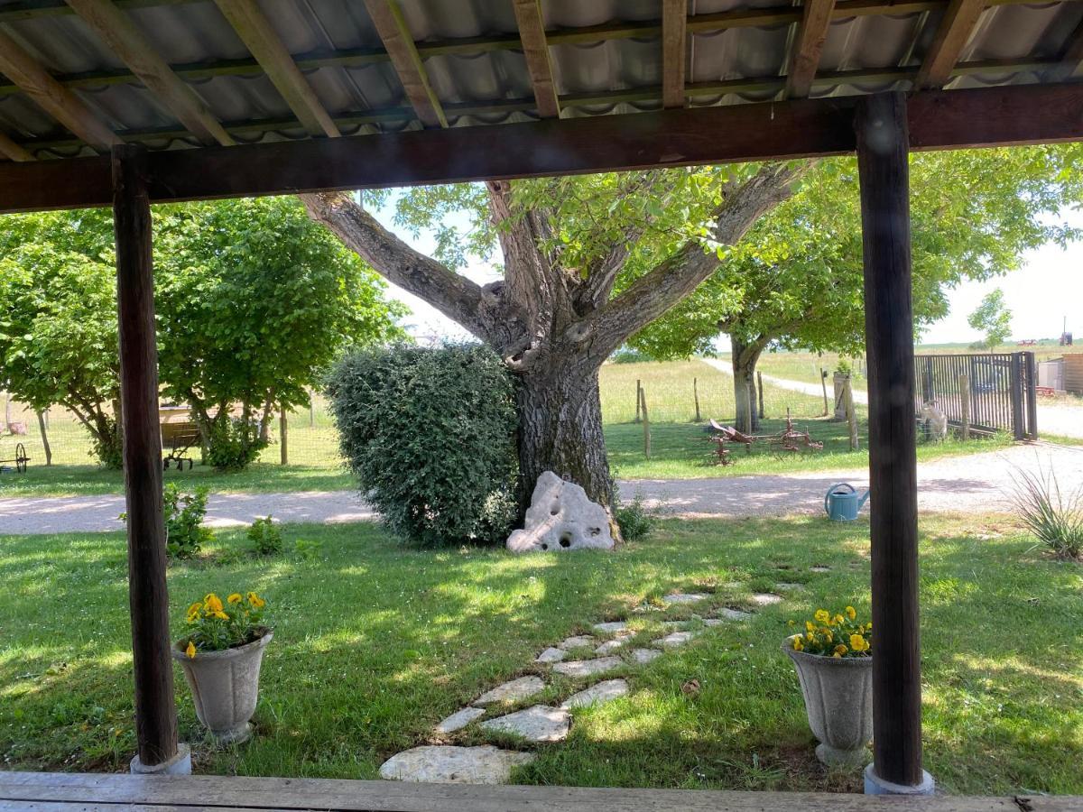 Mobilhome Sous Chalet En Bois A La Ferme Josnes Exterior foto