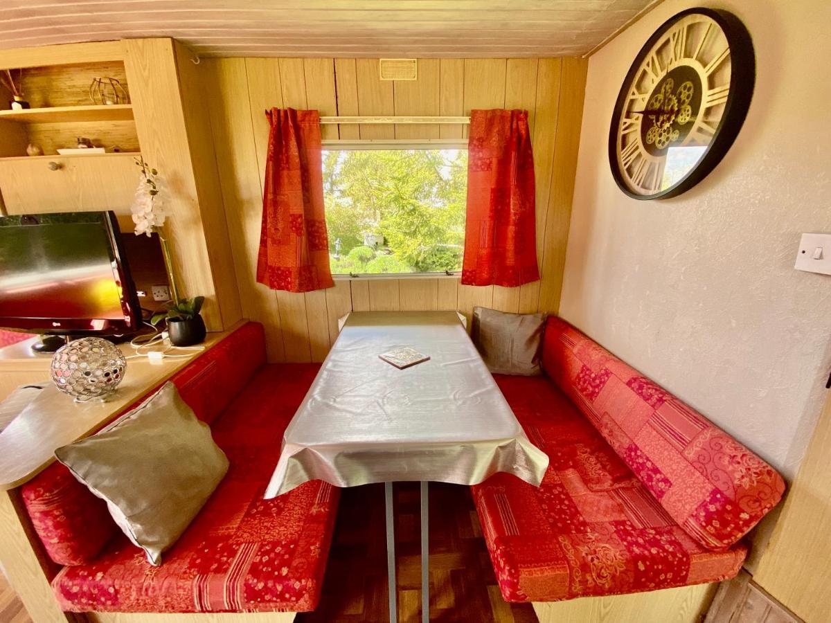 Mobilhome Sous Chalet En Bois A La Ferme Josnes Exterior foto