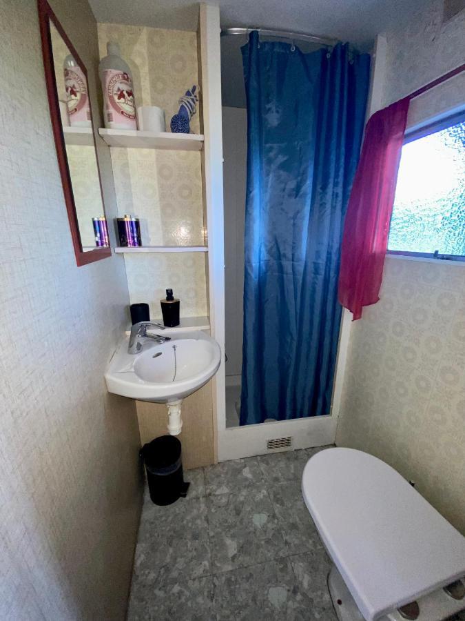 Mobilhome Sous Chalet En Bois A La Ferme Josnes Exterior foto