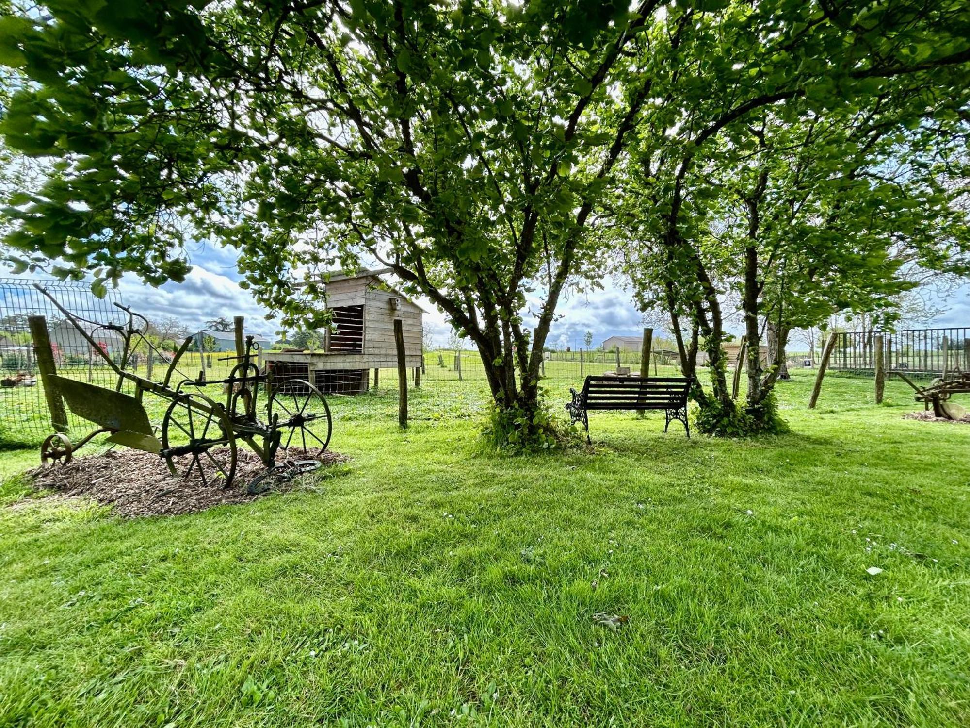 Mobilhome Sous Chalet En Bois A La Ferme Josnes Exterior foto